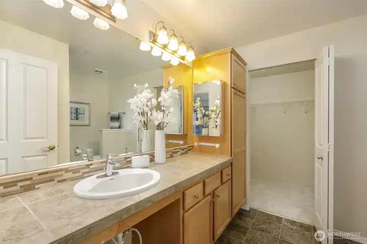 Large primary bath with walk-in closet.