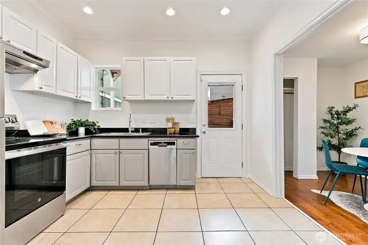Brand new appliances and a fancy “hands free” faucet. Sensor is on the left.