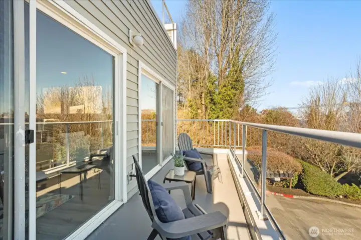 Main floor balcony - watch the sunrise over the Cascades Main floor balcony - watch the sunrise over the Cascades