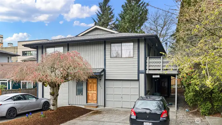 A great triplex just north of Green Lake. It’s convenient for getting to downtown Seattle, Ballard, Green Lake, North Seattle College, & has easy access to I-5.