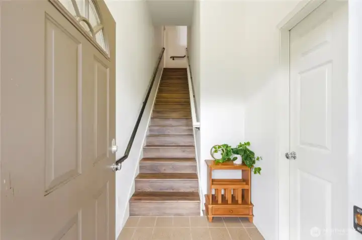 Entry to bonus/flex room above shop 1