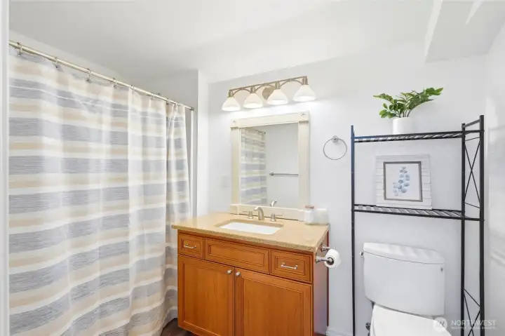 3/4 bath off bonus room above shop 1