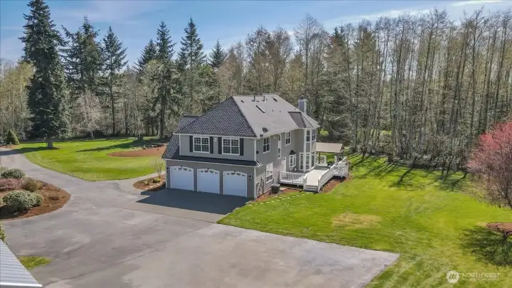 Attached 3 car garage! Attached 3 car garage!