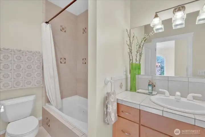Bedroom #4 has direct access to this full bathroom. Bedroom #4 has direct access to this full bathroom.