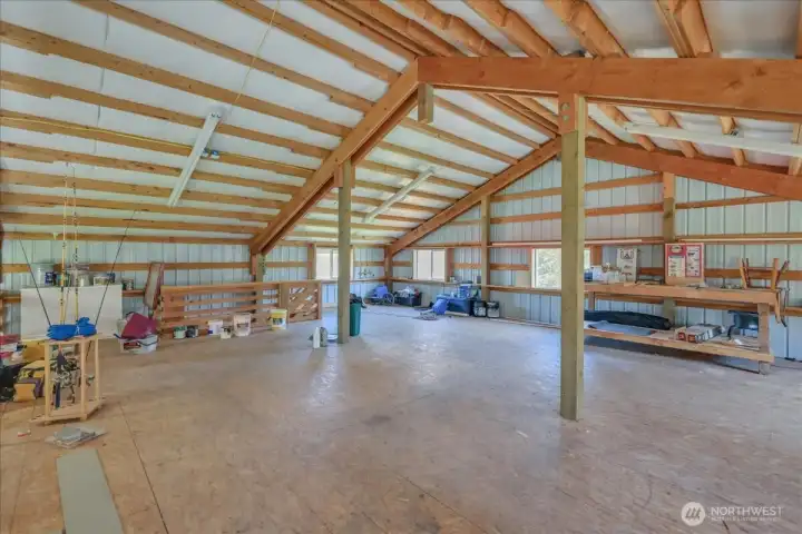 Above the shop is this loft area! Above the shop is this loft area!