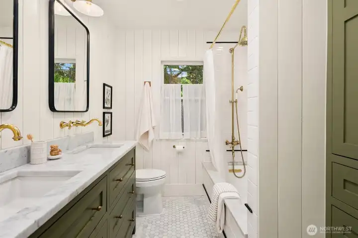 Beautiful upper level full bathroom.