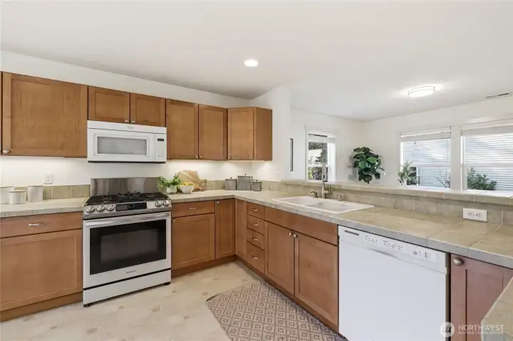 Kitchen (staged)