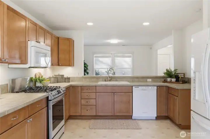 Kitchen (staged)