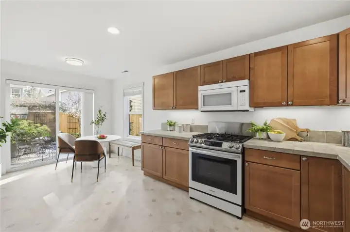 Kitchen (staged)