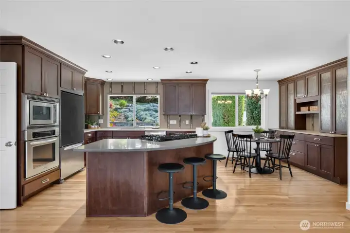 Gas top stove w/ seating for four around the kitchen island