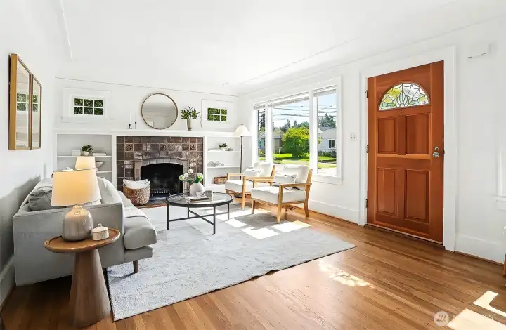 Light and bright living room. Original fireplace and coved ceilings. Light and bright living room. Original fireplace and coved ceilings.