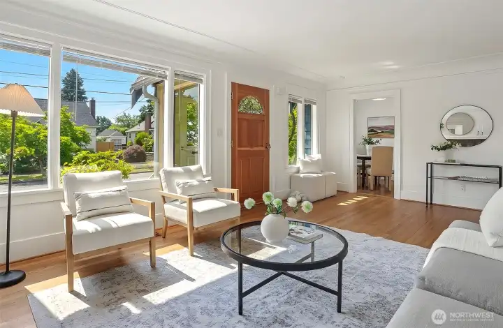 Lots of light from the south-facing windows. Lots of light from the south-facing windows.