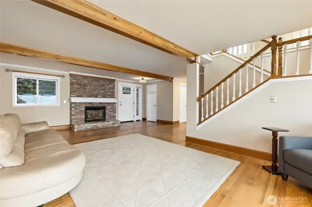Large living room w/ gas fireplace.