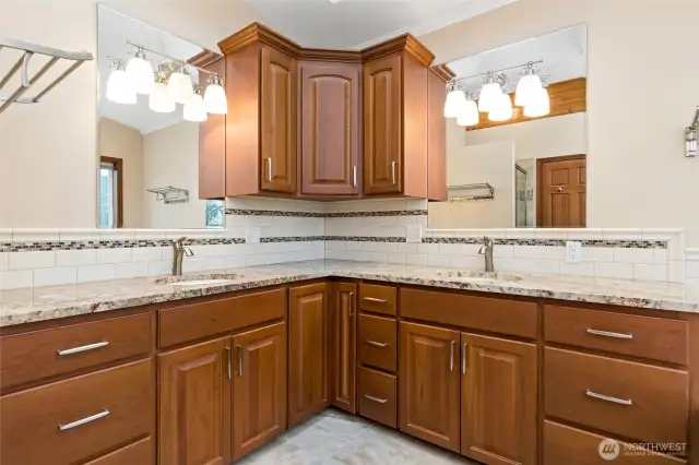 Grand primary en-suite.