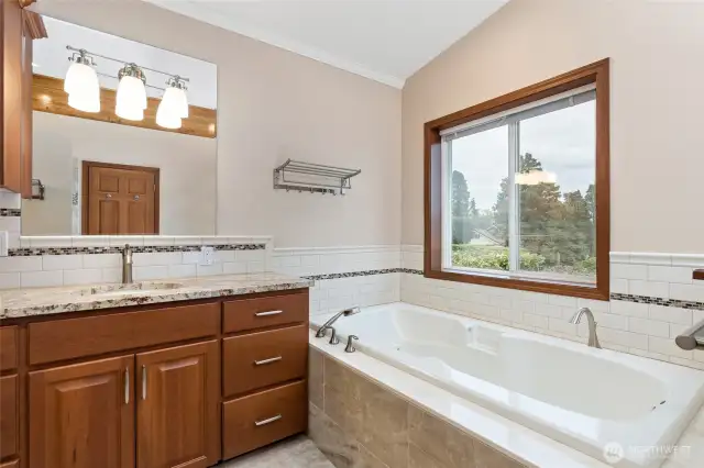 Grand primary en-suite.