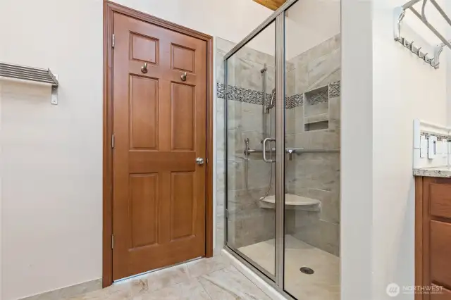Grand primary en-suite.