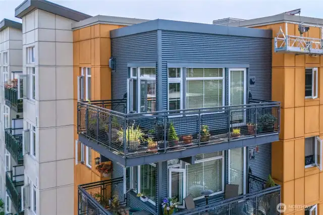 Large wrap-around deck