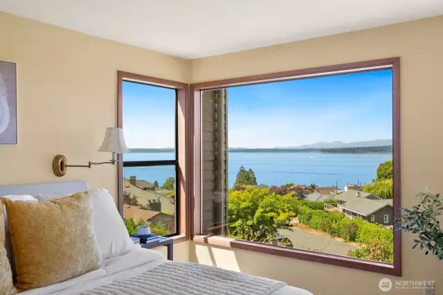 Primary w/ en-suite bath, incredible views & enormous closets
