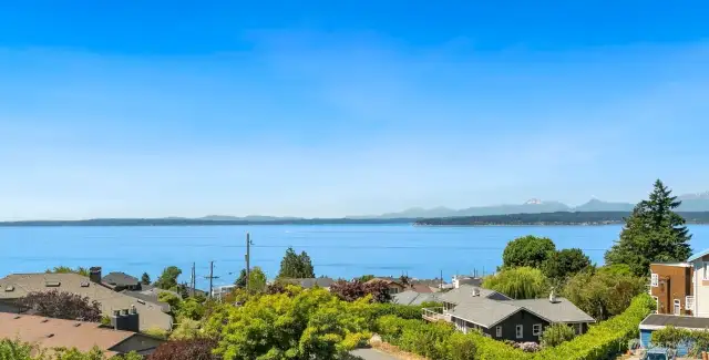 Primary w/ en-suite bath, incredible views & enormous closets