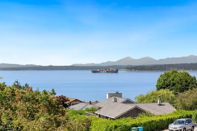 Primary w/ en-suite bath, incredible views & enormous closets
