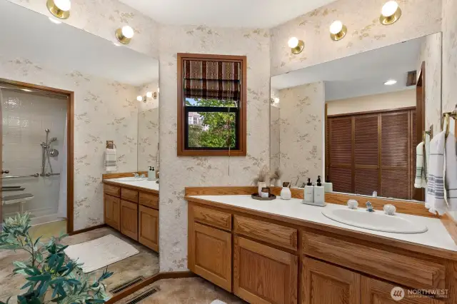 Primary w/ en-suite bath, incredible views & enormous closets