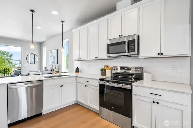 Photographs are for illustrative purposes only. Features, finishes, interior/exterior colors, landscaping and floorplan shown may vary from actual homes built.