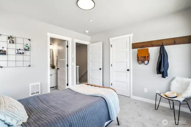 Photographs are for illustrative purposes only. Features, finishes, interior/exterior colors, landscaping and floorplan shown may vary from actual homes built.