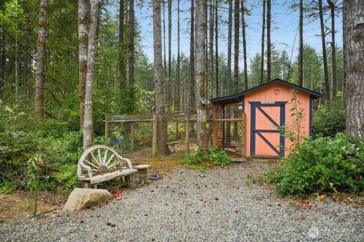 Fresh eggs anyone ? Perfect chicken coop ready for your hen's!  50 amp service with lighting .