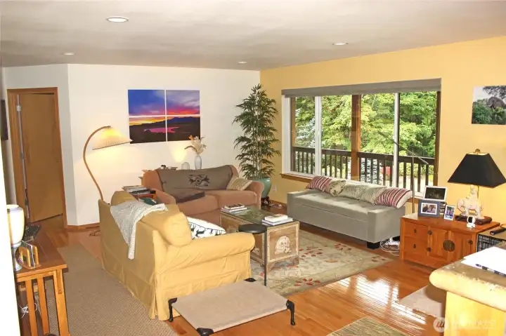 living rm with picture windows