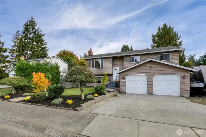 Great curb appeal! Friendly, walkable neighborhood.