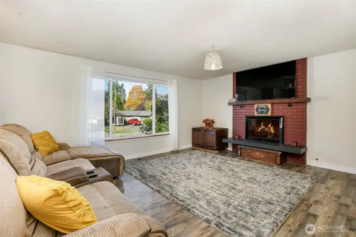 Split-level main open floorplan. Oversized living room with gas firplace, newer flooring and paint.