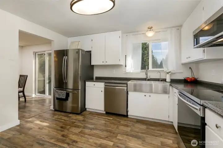 Eating bar and quick access to the dining area, tons of natural light!