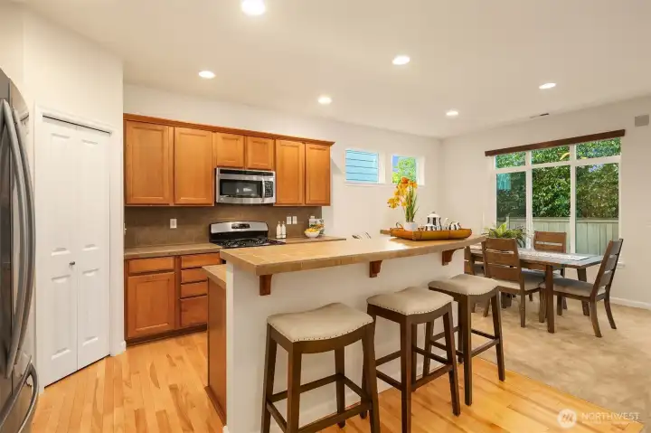 Tall ceilings, recessed lighting, windows on every wall - this space is light and bright.