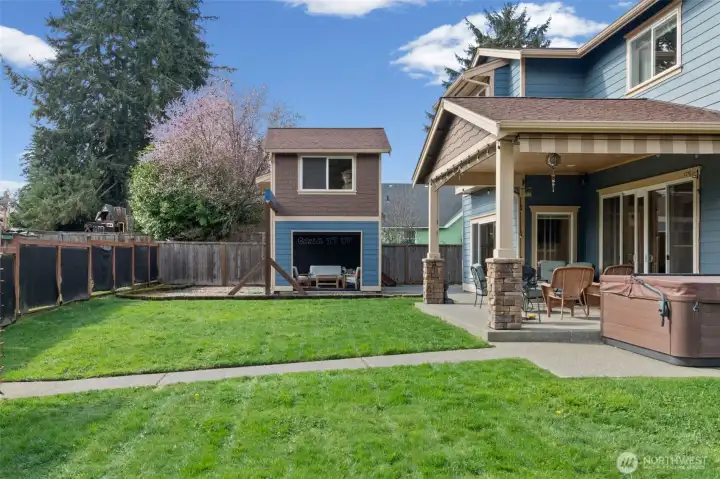 Hot tub conveys with the home.