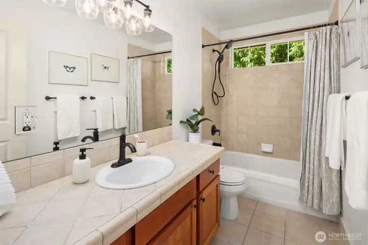 Upper floor full bathroom