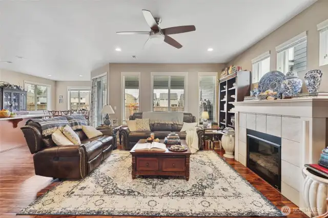Kitchen to the left