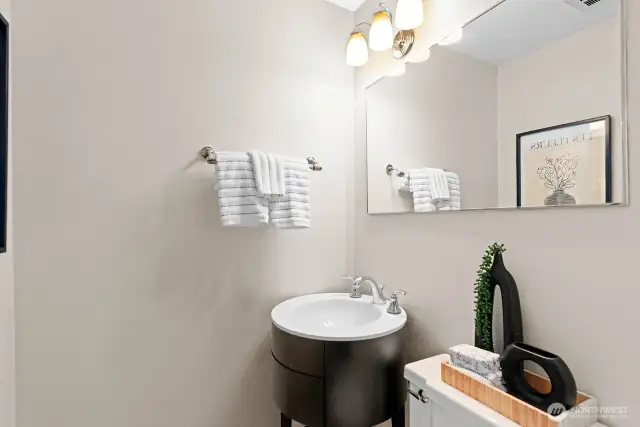 Primary suite 1/2 bath.