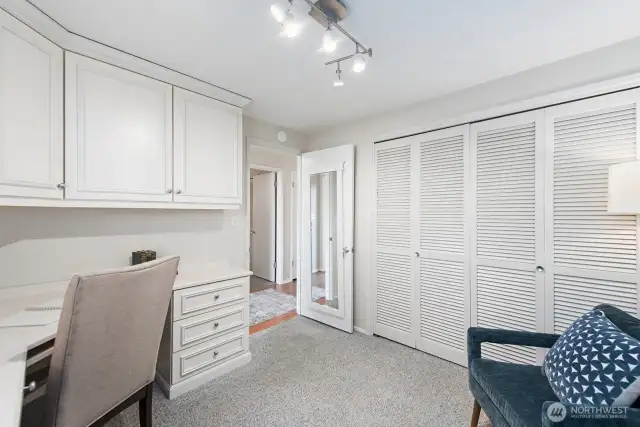 2nd bedroom / home office.