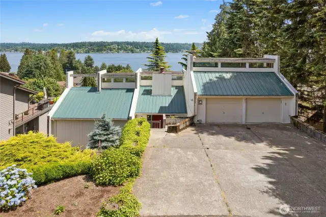Two Car Garage with lots of additional Parking