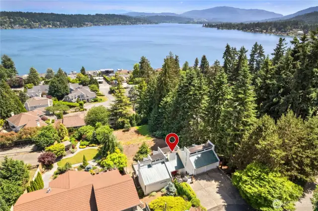 with enchanting Lake Sammamish views