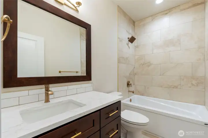 Upper floor full bathroom