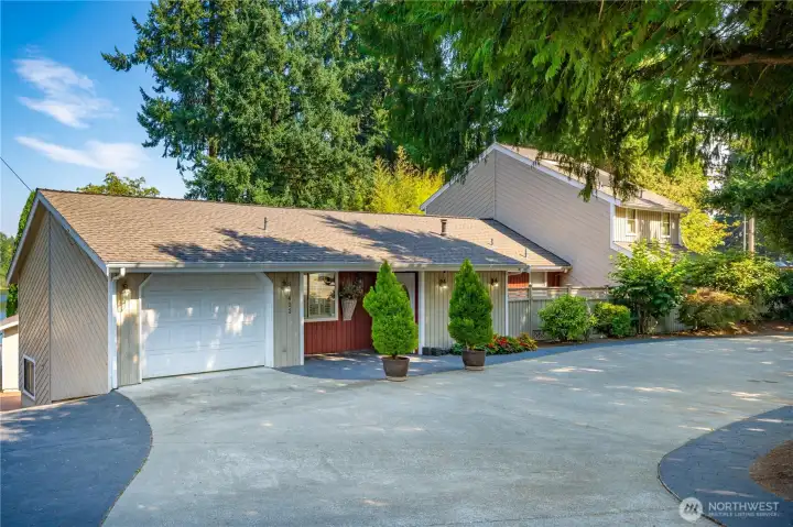 There is a circula7r drive way at the entrance.  This 1.5 story house with basement offers 2867 sq ft of living space.