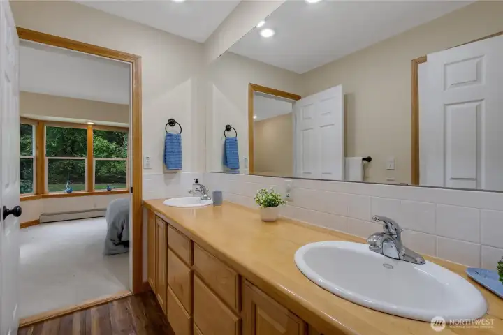 Main floor full bathroom