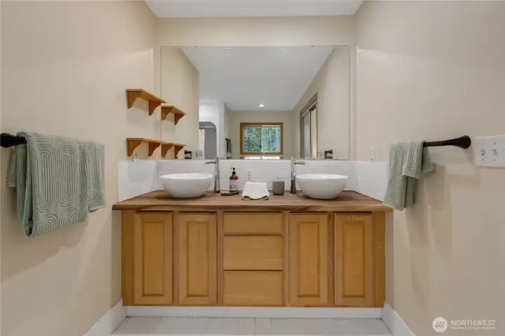 Spacious primary suite with walk-in closet + 5-piece bath.