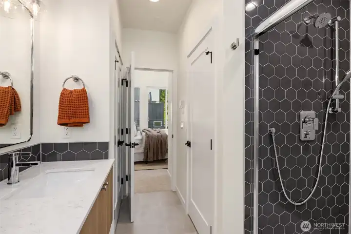 Photo from 10821, featuring similar floor plan and finishes