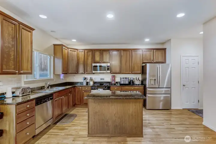 Oak floors and matching cabinets make a handsome pair