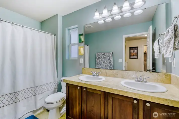 Hall/guest full bath