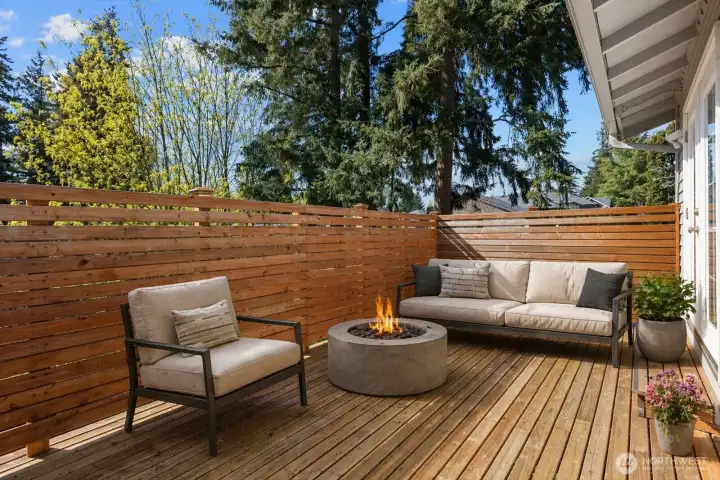 Upper deck, this furniture is AI staged.