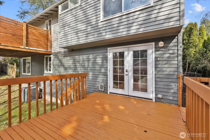 Lower deck with separate entrance.