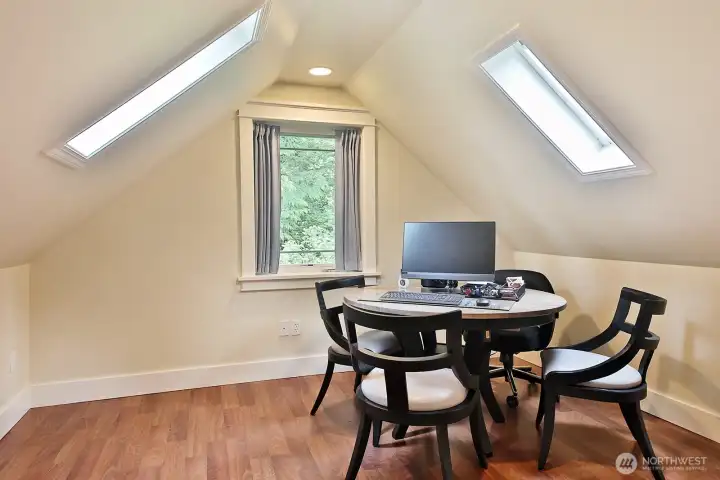 Flex room. Hobby room.